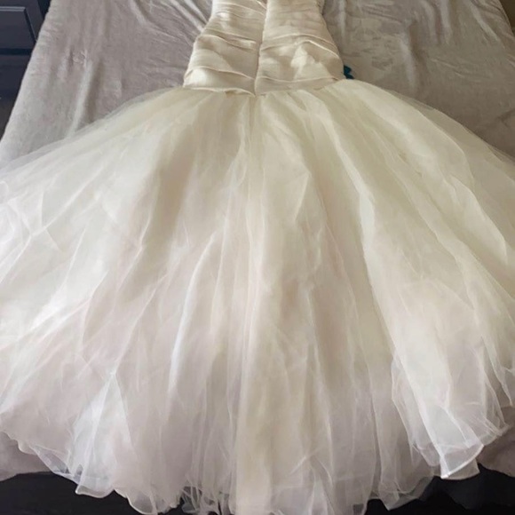 Vera Wang Ivory Tulle Bridal Dress - Picture 3 of 6